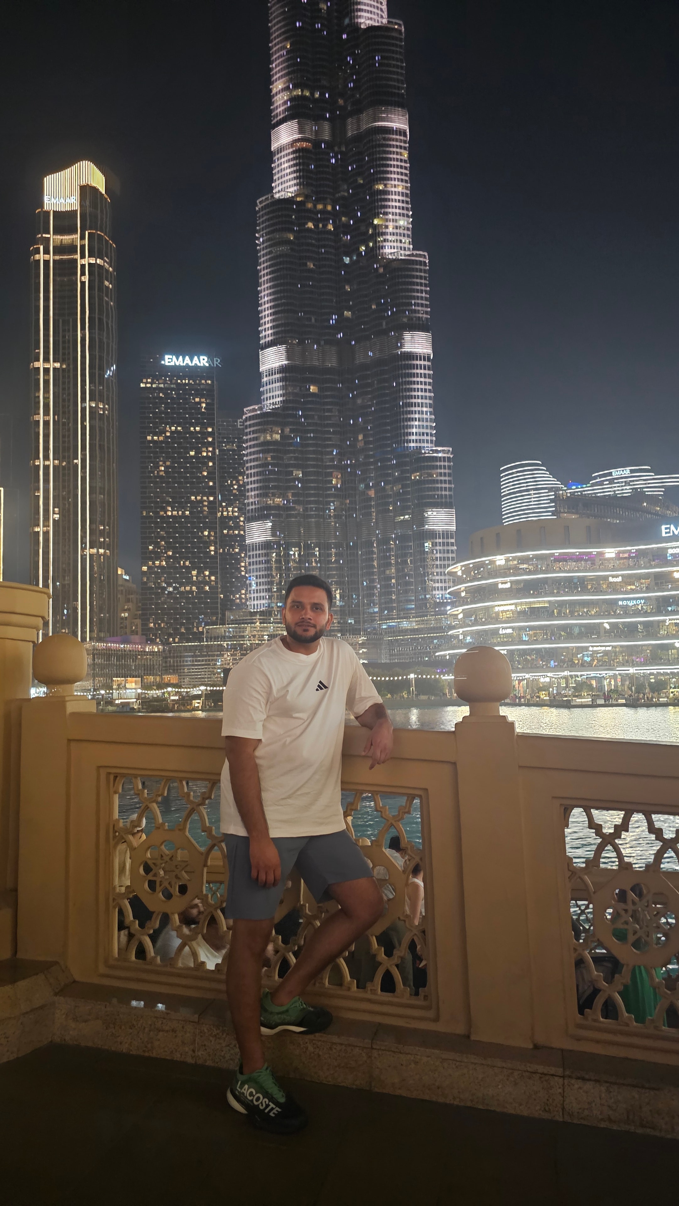 Sheharyar em frente ao Burj Khalifa à noite