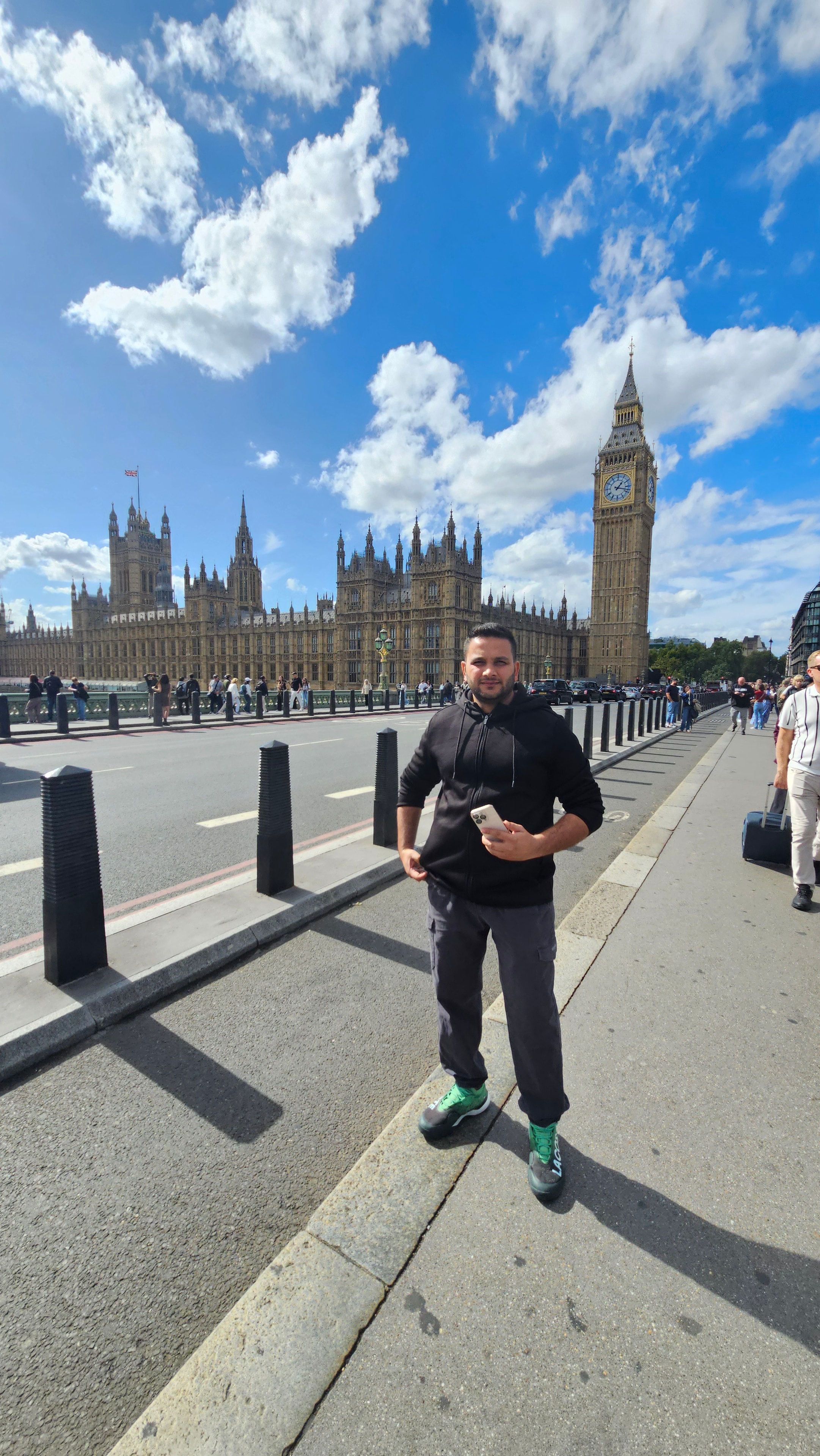 Sheharyar em frente ao Big Ben em Londres